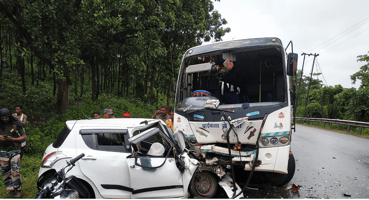 झारखंड में भीषण सड़क हादसा, कार-बस में भिड़ंत से 3 की मौत, 1 बच्चे की हालत नाजुक