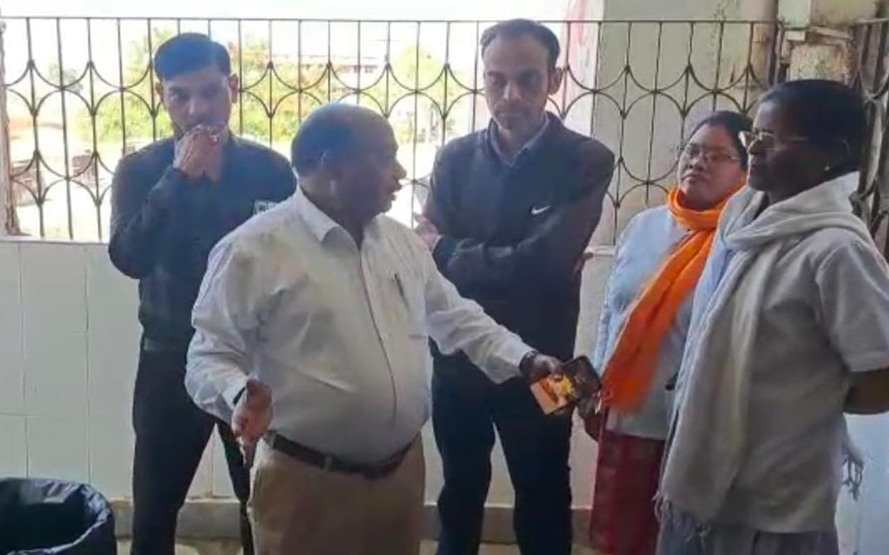 Jharkhand News: सरायकेला सदर हॉस्पिटल के दूसरे तल्ले से एक मरीज ने कूदकर दी जान, जानें पूरा मामला