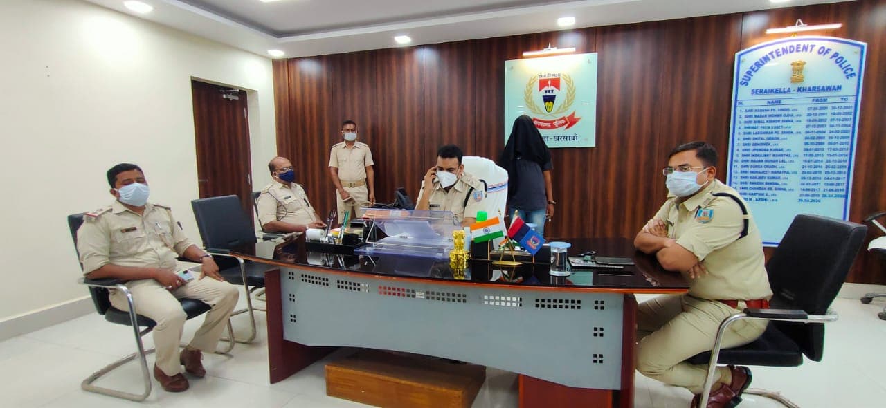 Jharkhand Crime News : ट्रांसपोर्टर से पांच लाख की रंगदारी मांगने के आरोपी को सरायकेला पुलिस ने किया गिरफ्तार, 36 घंटे के अंदर मामले का किया खुलासा