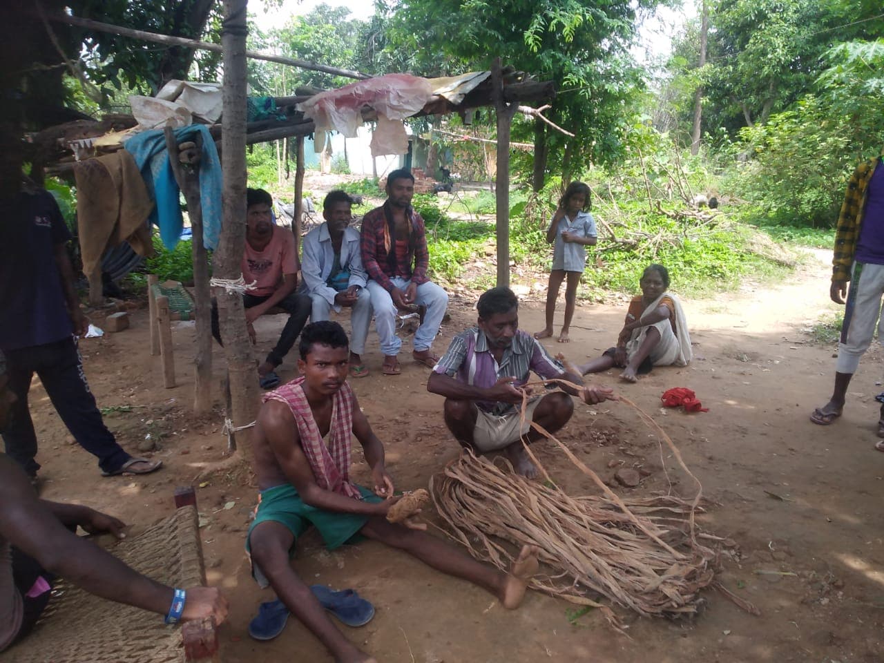 कोरोना काल में आदिम जनजाति बिरहोर समुदाय की बढ़ी मुश्किलें, स्वरोजगार से जोड़ने की कर रहे हैं मांग