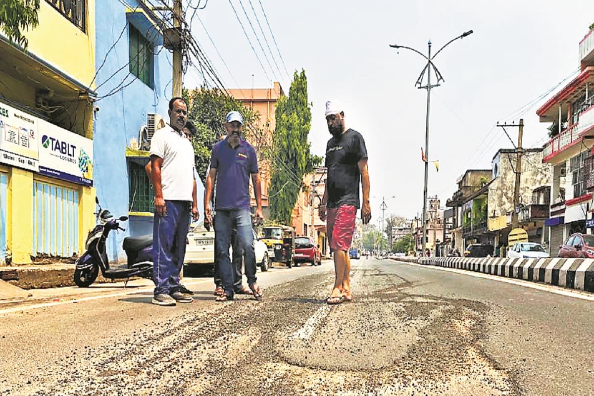 राउरकेला के वर्ल्ड क्लास सड़कों का बुरा हाल, तीन माह में ही जगह-जगह बने गड्ढे