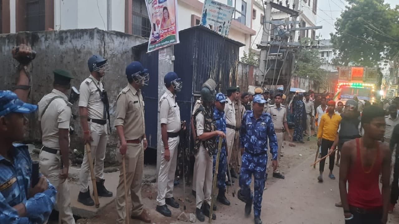 बिहार के छपरा में मूर्ति विसर्जन के दौरान दो समुदायों के बीच झड़प, पथराव के बाद पुलिस छावनी में बदला इलाका