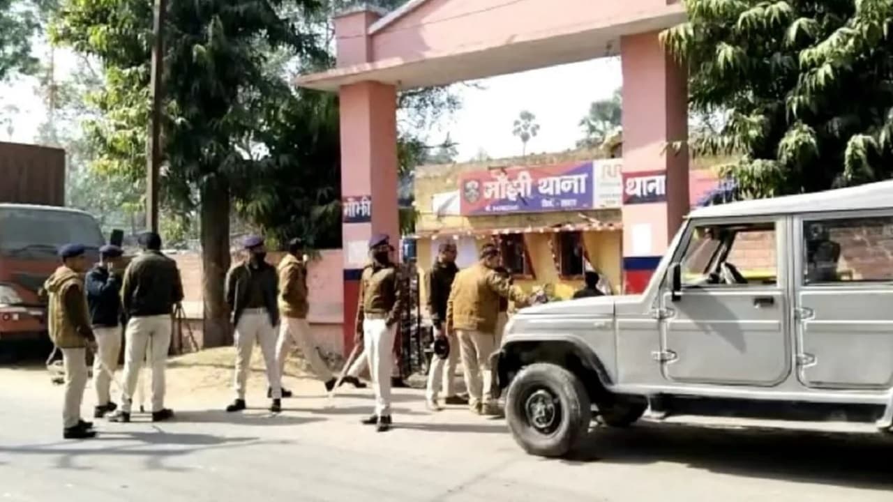 ‍Bihar: छपरा में मॉब लिंचिंग, गुस्साएं लोगों ने जमकर काटा बवाल, थानाध्यक्ष निलंबित, धारा 144 लागू