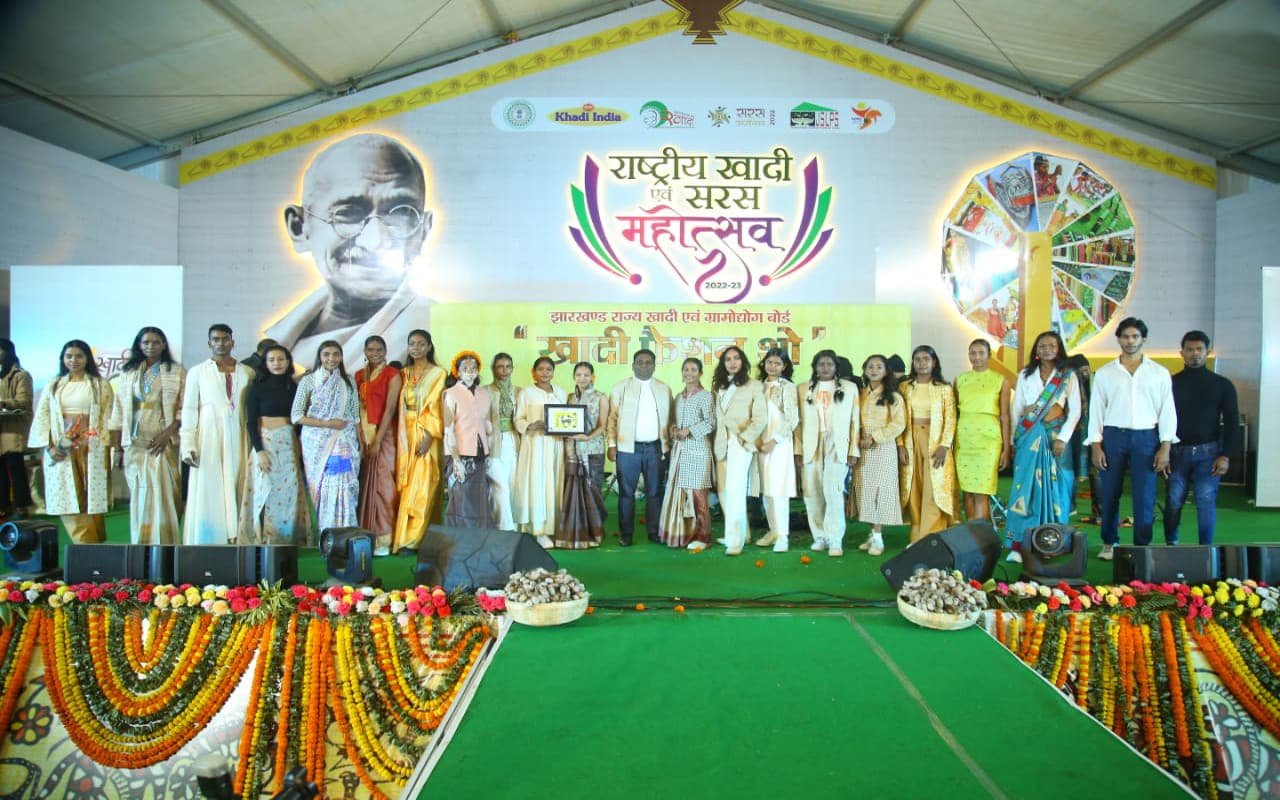 खादी मेला की अनोखी तस्वीरें : बच्चे को गोद में लेकर रैंप पर उतरी माॅडल, दिव्यांगों ने भी बिखेरा जलवा