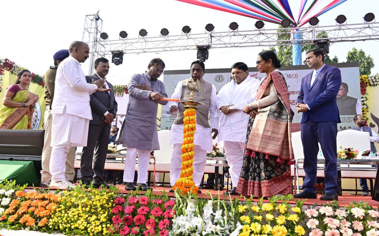 दुमका के सरस मेला में ग्रामीण महिलाओं का देखिए हुनर, मंत्री आलमगीर बोले-देश के कोने-कोने में मिलेगी पहचान