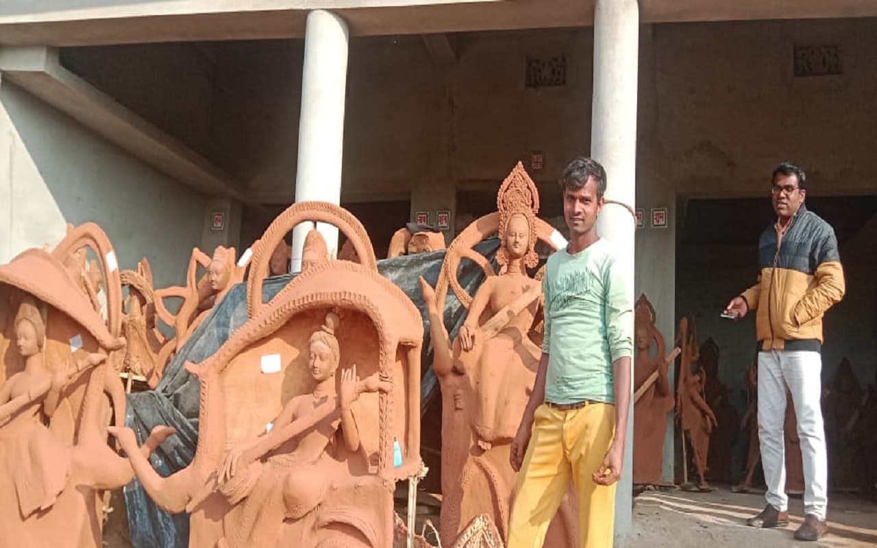 Saraswati Puja 2023: मां सरस्वती की प्रतिमा को अंतिम रूप दे रहे मूर्तिकार, किन मूर्तियों की डिमांड है अधिक ?