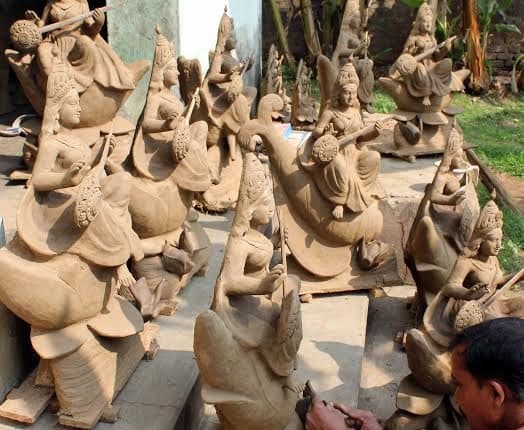 Saraswati Puja 2021 : कोलकाता से नहीं आये मूर्तिकार, कोरोना और परीक्षा ने भी फीका किया सरस्वती पूजा का उल्लास