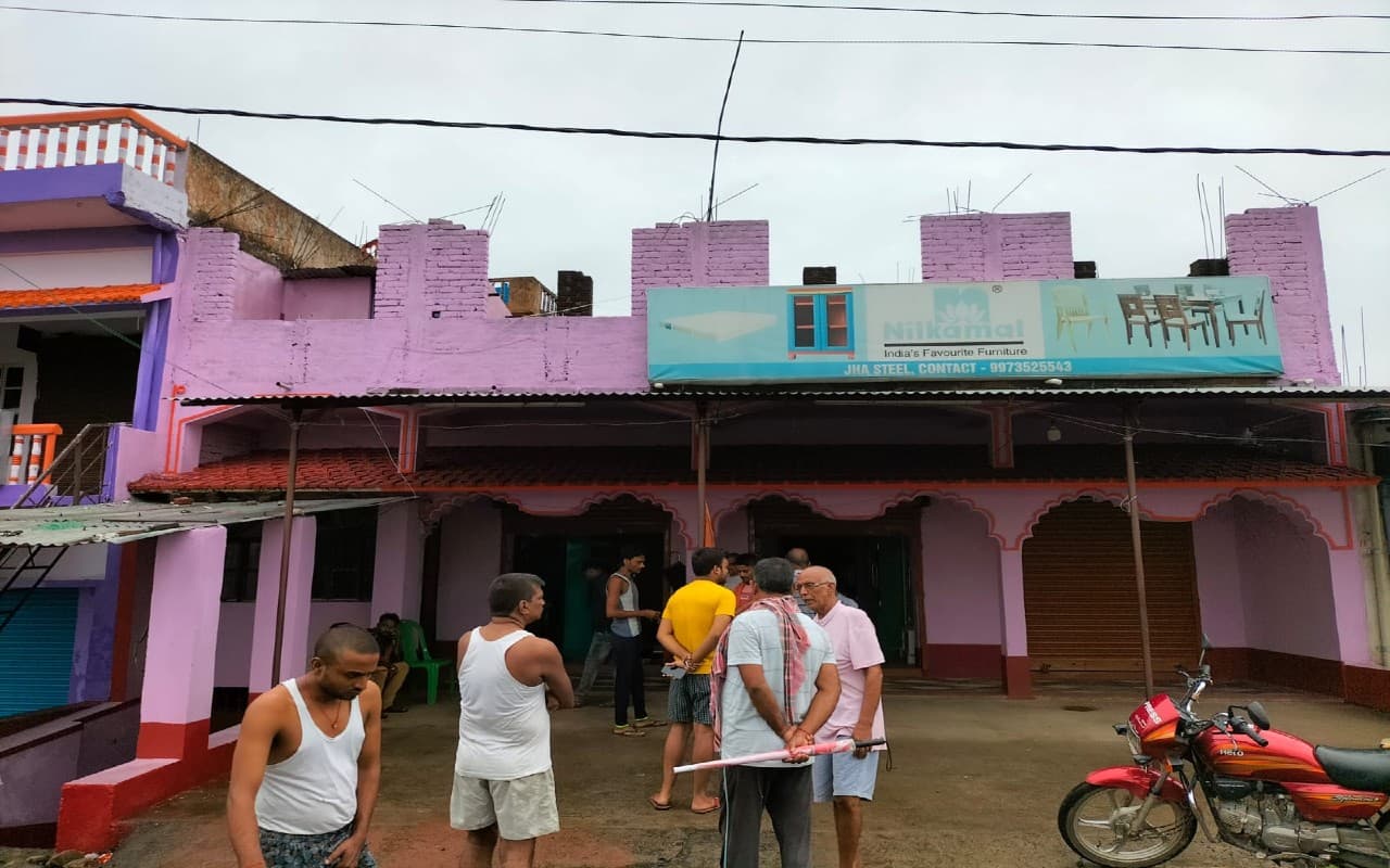 देवघर के सारठ में झा स्टील फर्नीचर दुकान में डकैती, आभूषण सहित पैसे लूटे