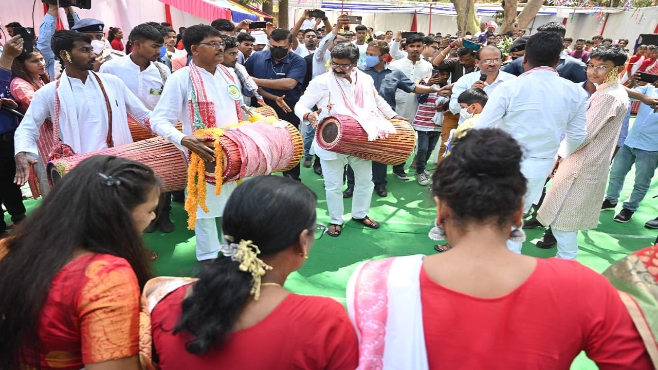 Sarhul 2022:सीएम हेमंत सोरेन की घोषणा, हॉस्टल में होंगे रसोईया व चौकीदार, सरना स्थलों का होगा जीर्णोद्धार