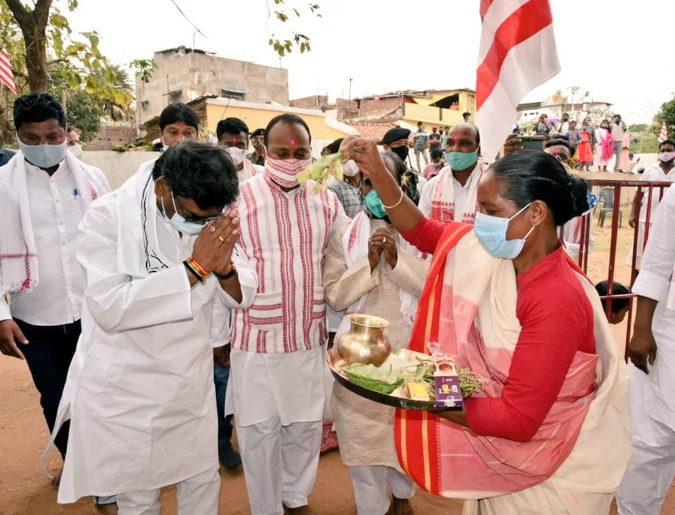Sarhul 2021 : मधुपुर दौरे से रांची लौटे सीएम हेमंत सोरेन, सरहुल पर सिरम टोली सरना स्थल पर की पूजा अर्चना, कोरोना के बढ़ते संक्रमण को लेकर झारखंड के लोगों से की ये अपील