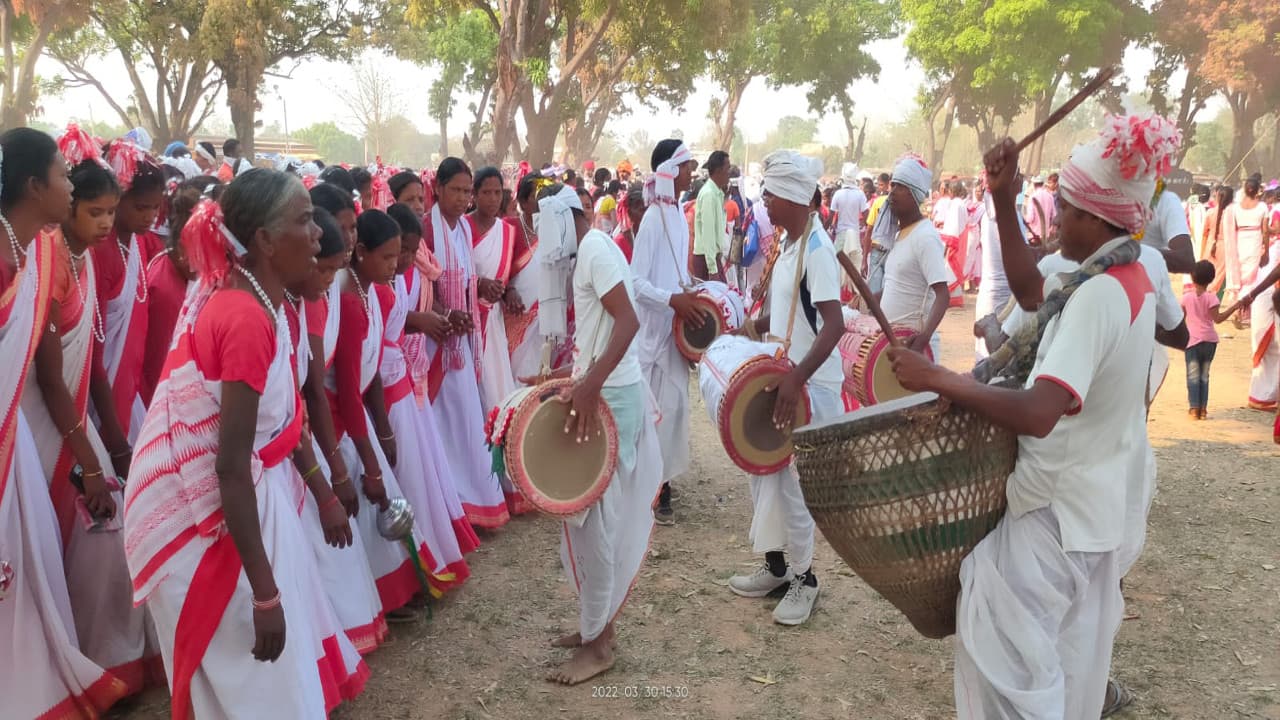 सूर्य-धरती के विवाह के रुप में आज आदिवासी समुदाय मना रहा है सरहुल, 9 प्रकार की सब्जियां बनाने का है रिवाज