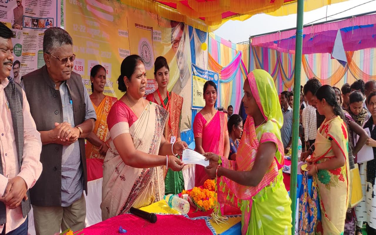 सिमडेगा के बंगरू में सरकार आपके द्वार कार्यक्रम, पाकरटांड़ जिप सदस्य बोली- 11 नवंबर का दिन बना ऐतिहासिक