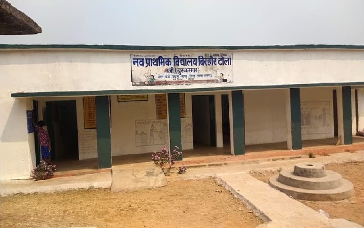 झारखंड: 20 साल से पेयजल के लिए तरस रहे स्कूली बच्चे, जान जोखिम में डालकर कुएं या तालाब से लाते हैं पानी