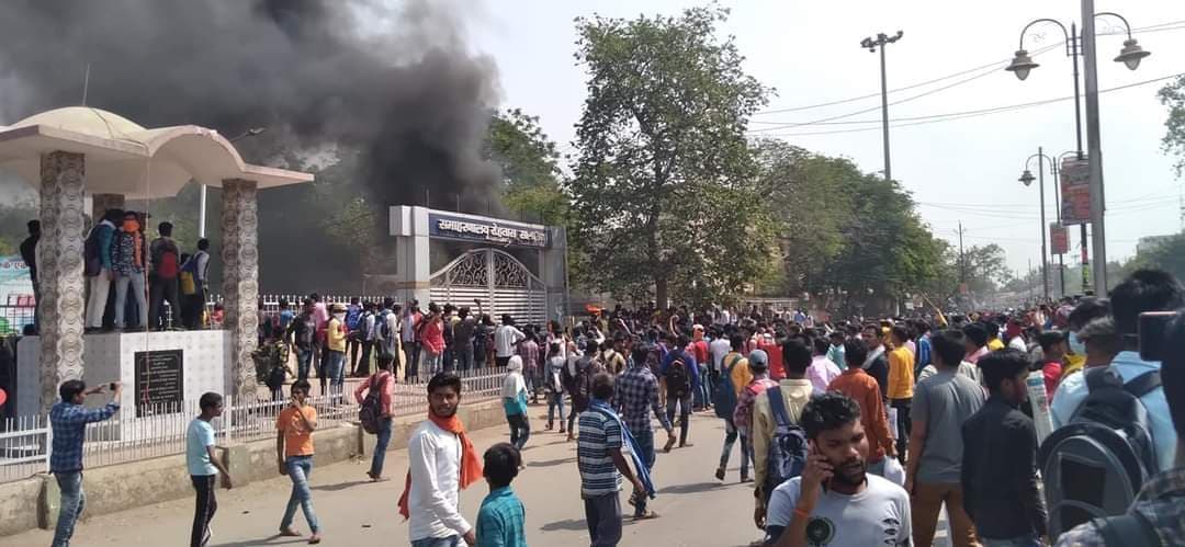 कोरोना संकट को लेकर सरकार के फैसले के खिलाफ सासाराम में बवाल, उग्र छात्रों ने मचाया उत्पात, पुलिस ने आंसू गैस और हवाई फायरिंग से कराया शांत
