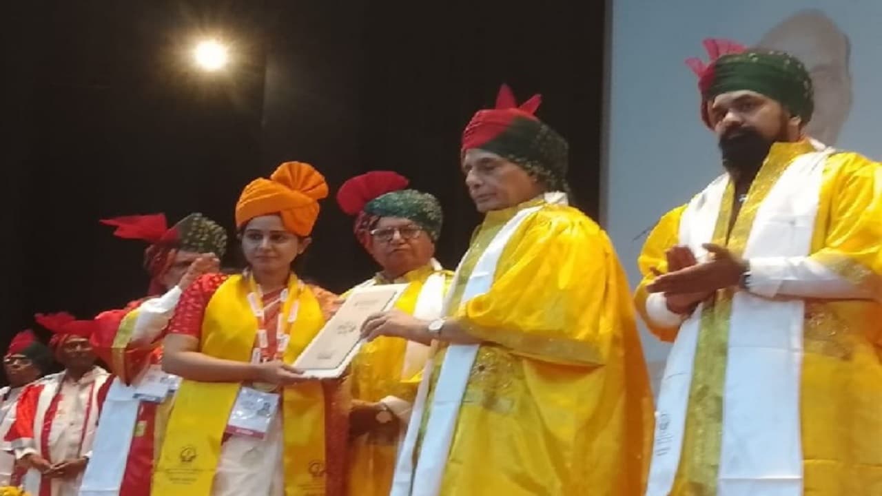 बिहार: जीएनएसयू के दीक्षांत समारोह में शामिल हुए राजनाथ सिंह, कहा- तीसरी सबसे बड़ी अर्थव्यवस्था बन रहा भारत