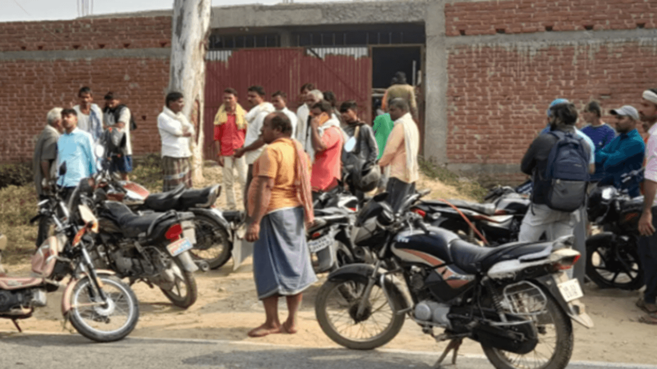 बिहार: सासाराम में व्यक्ति की हुई हत्या, आक्रोशित भीड़ ने भाग रहे बदमाश को उतारा मौत के घाट बिहार: सासाराम में व्यक्ति की हुई हत्या, आक्रोशित भीड़ ने भाग रहे बदमाश को उतारा मौत के घाट