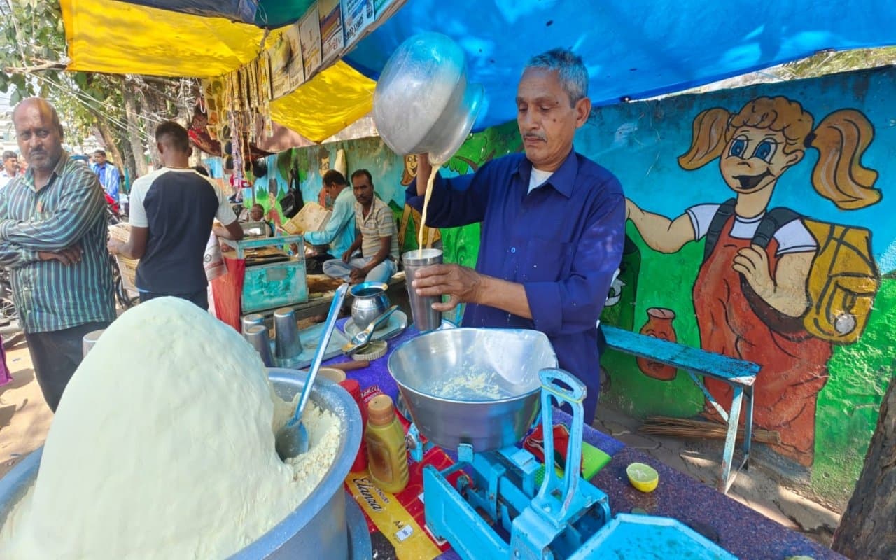 पलामू के मशहूर सत्तू शरबत पर महंगाई की मार, कहीं वजन कम तो कहीं मिलावट का ले रहे सहारा