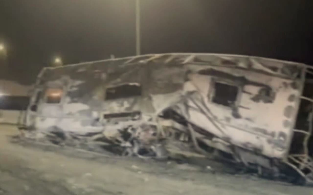 Saudi Arab Bus Accident: पुल से टकराने के बाद यात्रियों से भरी बस में लगी आग, 20 की मौत 29 घायल