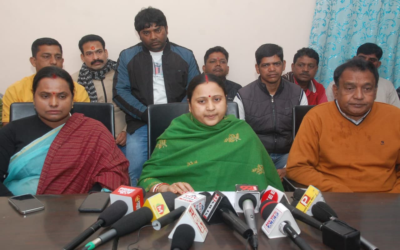 बाघमारा विधायक ढुलू महतो की पत्नी ने लगाए गंभीर आरोप, कहा- मेरे पति को जेल में जान का खतरा, नहीं हो रहा इलाज