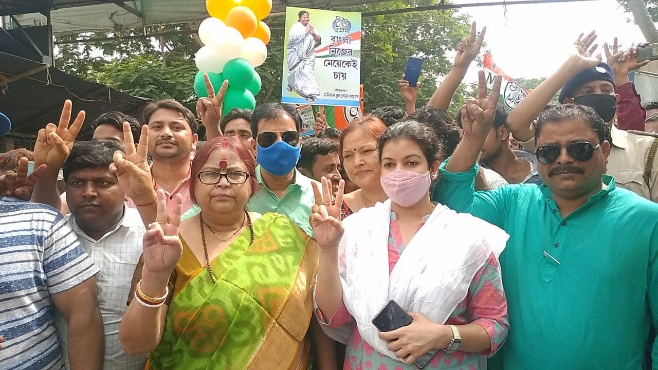 Bengal Assembly Election 2021: नामांकन दाखिल करने पहुंची TMC कैंडिडेट सावित्री मित्रा लौटी बैरंग, जाने क्यों ?