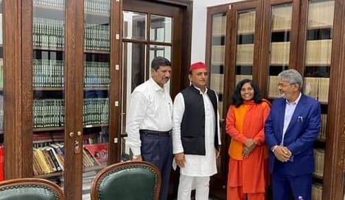 Lucknow News: BJP की पूर्व सांसद सावित्रीबाई ने की अखिलेश यादव से मुलाकात, गठबंधन को लेकर दिया बड़ा बयान