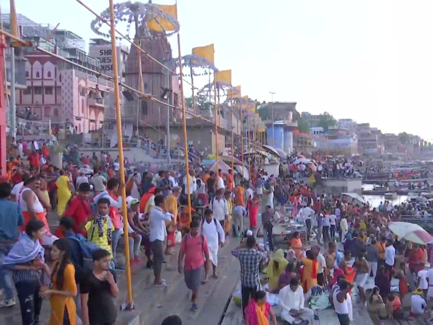 Sawan First Somwar 2022 Live: सावन का पहला सोमवार आज, शिवालयों में उमड़ी श्रद्धालुओं की भीड़