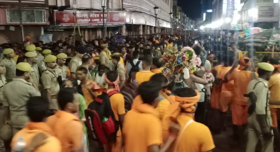 Sawan Somvar 2022: सावन के दूसरे सोमवार पर शिवमय हुई काशी, बाबा विश्वनाथ के दर्शन को उमड़ी श्रद्धालुओं भीड़