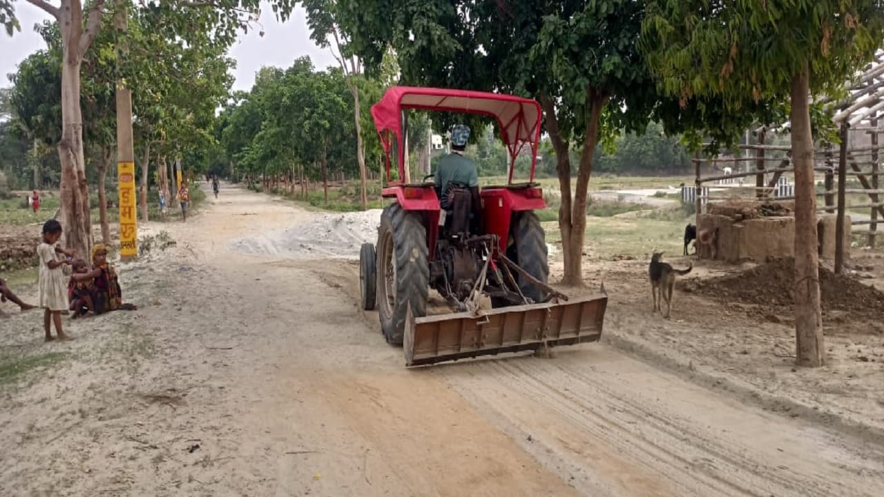 श्रावणी मेला 2023: सुल्तानगंज से लेकर बांका व मुंगेर में तैयार किया जा रहा कांवरिया पथ, बिछाए जा रहे सफेद बालू