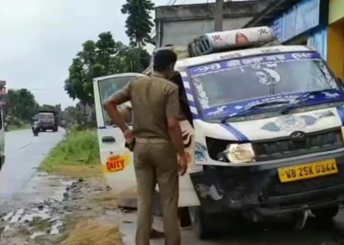 West Bengal : शिव को जल चढ़ाने जा रहे श्रद्धालुओं पर पिकअप वैन पलटी,  दो की मौत