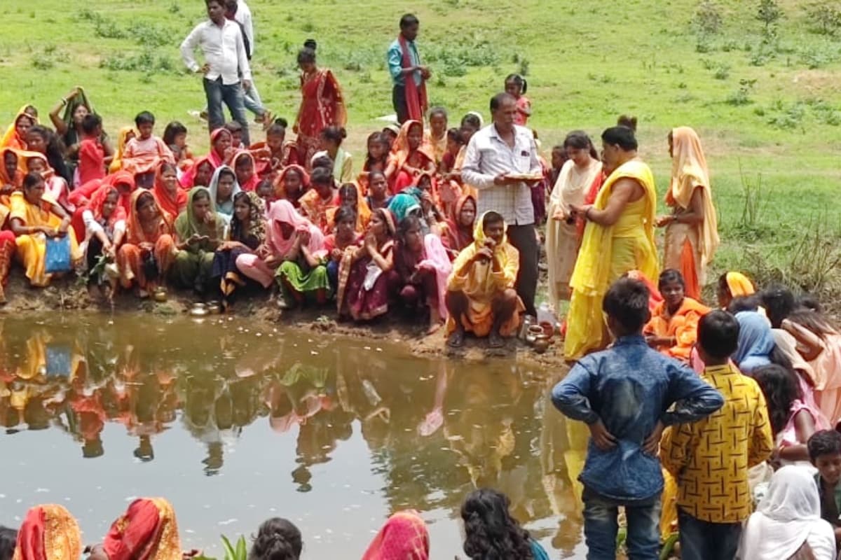 Sawan 2023: गढ़वा में श्रद्धालुओं ने निकाली भव्य कलश यात्रा, बोल बम के नारे से भक्तिमय हुआ माहौल