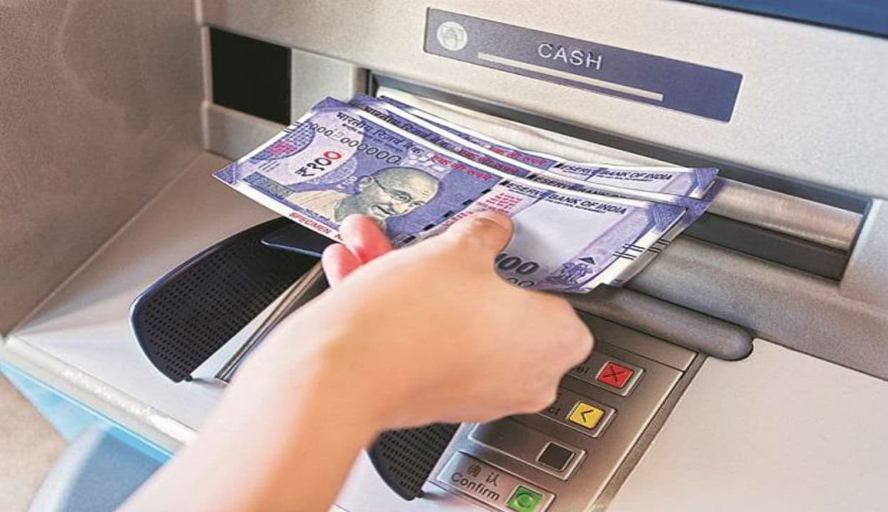 SBI ATM से कैश निकालने के नियम बदले, साथ रखना होगा रजिस्टर्ड मोबाइल, विस्तार से पढ़ें ये अपडेट
