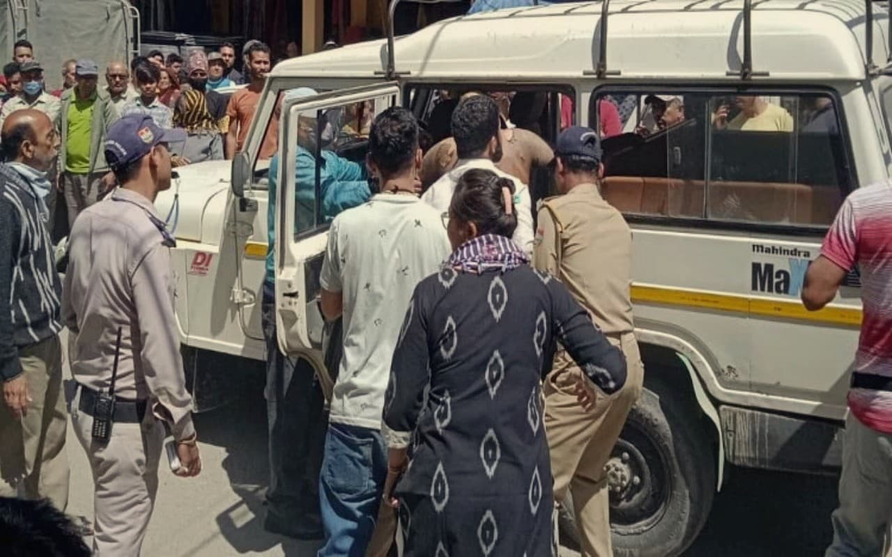 Uttarakhand: गार्ड ने बैंक ��ैनेजर पर पेट्रोल छिड़क कर लगाई आग, अटेंप्ट टू मर्डर का मामला दर्ज