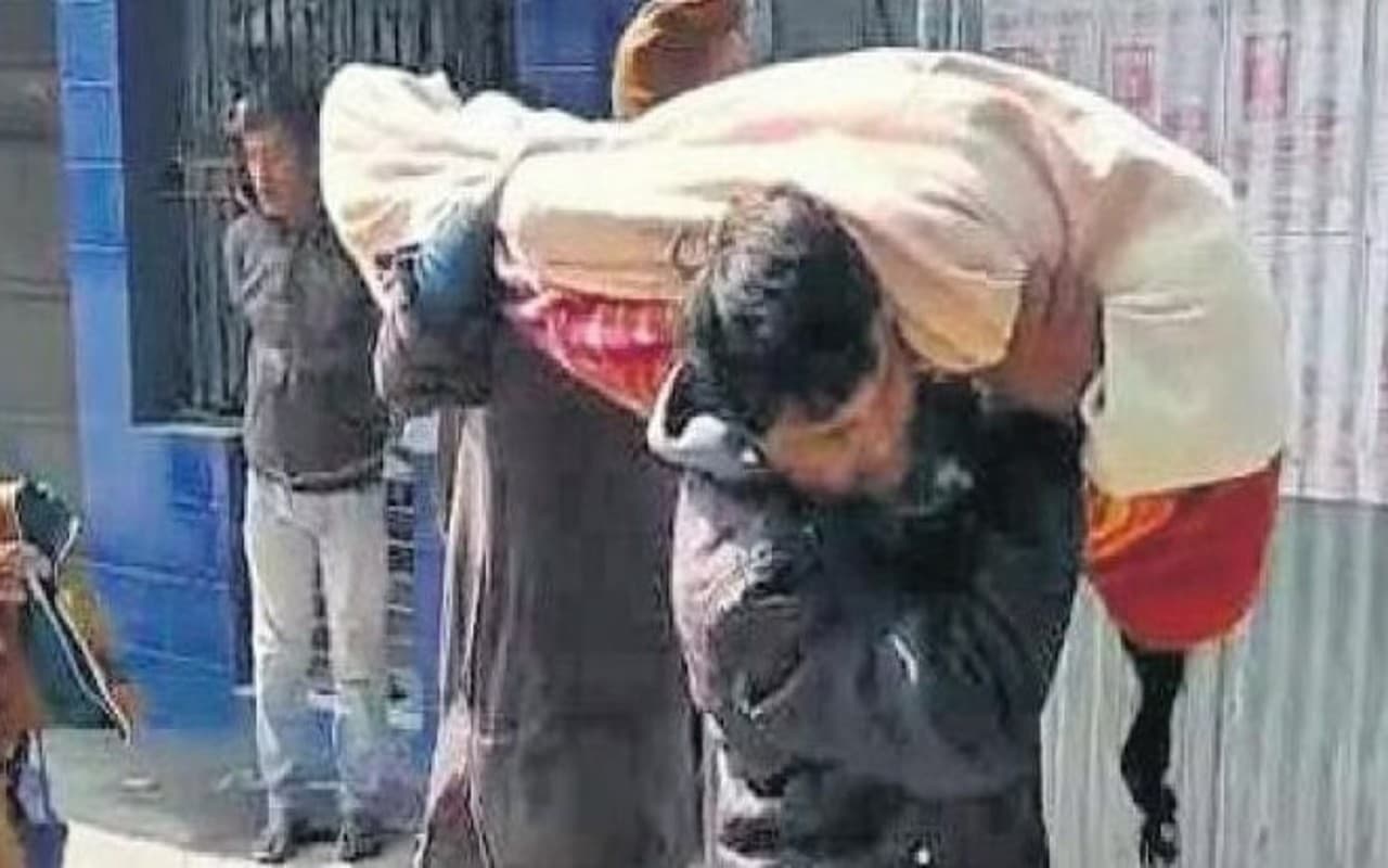 पश्चिम बंगाल के जलपाईगुड़ी में बेटे को नहीं मिली एंबुलेंस तो कंधे पर मां का शव ले जाने पर हुआ मजबूर