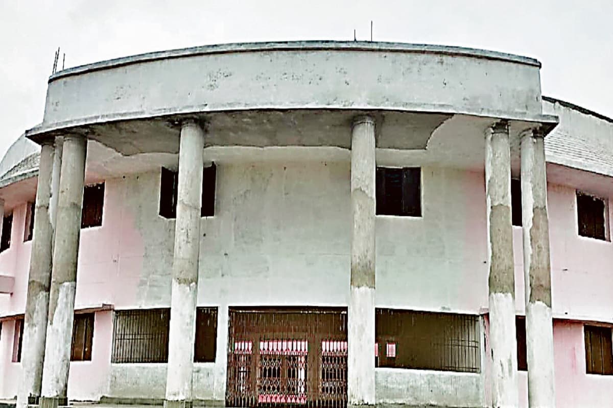 हजारीबाग में करोड़ों खर्च के बाद भी अधूरी पड़ी हैं योजनाएं, लोगों को योजनाओं का नहीं मिल रहा है लाभ