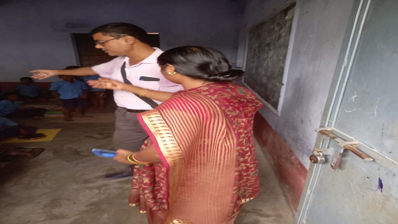 Bihar: शिक्षक पर गलत नीयत से घूरने का आरोप! छिड़ा विवाद तो शिक्षिका को स्कूल में पीटा, आरोपित गिरफ्तार