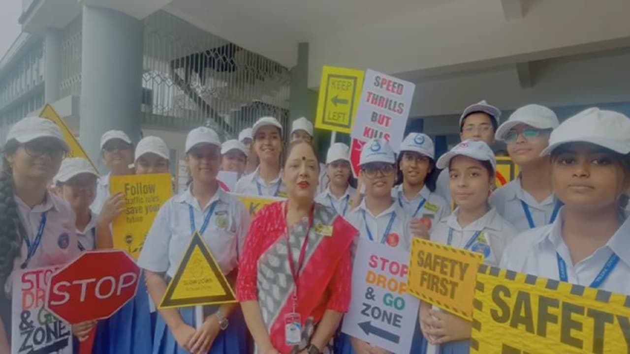 बिहार में स्कूली बच्चों ने चलाया सड़क सुरक्षा जागरूकता अभियान, ट्रैफिक नियमों का पढ़ाया पाठ