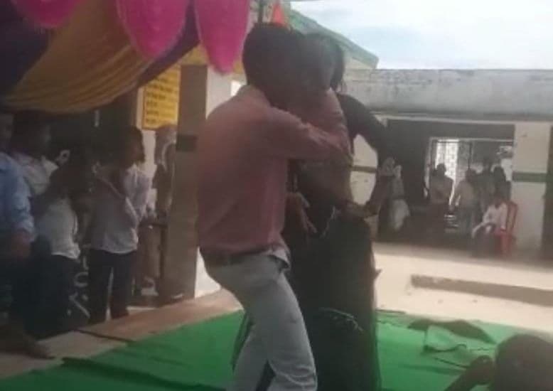 महराजगंज में स्कूल में स्वतंत्रता दिवस के दिन लगे ठुमके, प्रिंसिपल सस्पेंड और ग्राम प्रधान पर FIR दर्ज