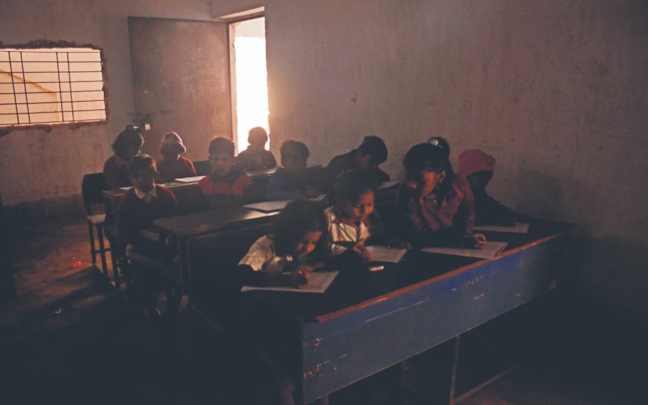 Jharkhand: सरकारी स्कूलों की अर्द्धवार्षिक परीक्षा का हाल बेहाल, कहीं नहीं मिला प्रश्नपत्र, तो कहीं बदला रूटीन