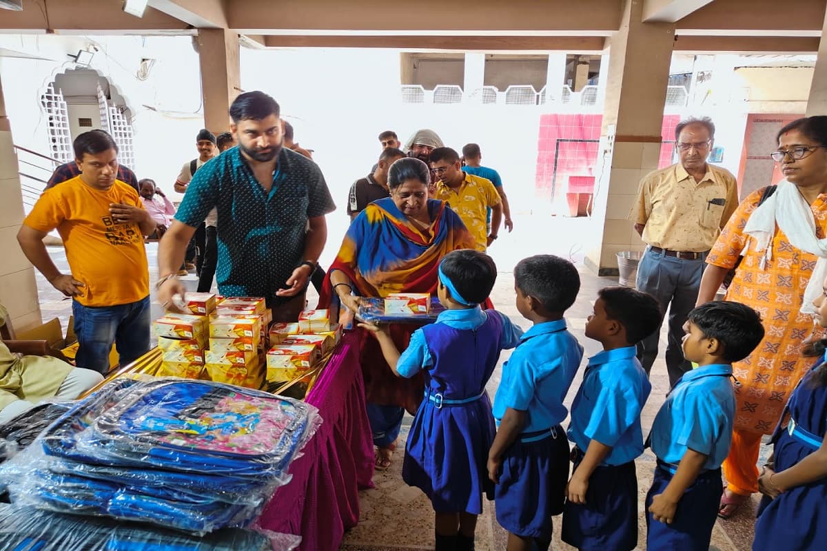 गुरु नानक सेवक जत्था:ब्लड डोनेशन व बुजुर्गों की करता है सेवा, गुरुनानक बाल मंदिर के बच्चों को दिए नि:शुल्क बैग
