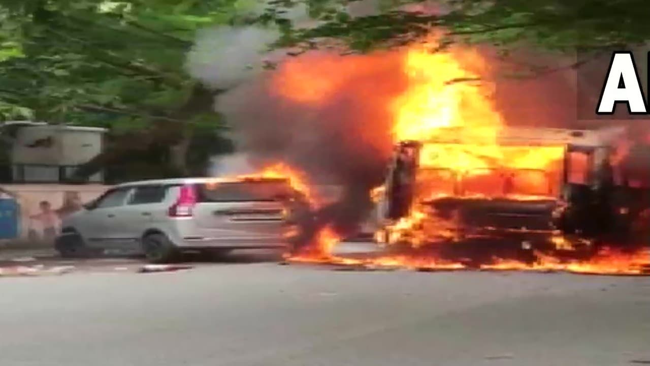 गुरुग्राम के सिग्नेचर टावर के पास स्लीपर बस में लगी आग, दो यात्रियों की मौत, दर्जन भर लोग झुलसे