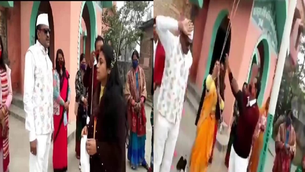 VIDEO: 'झंडा हम फहराएंगे...' और बिहार के स्कूल में झंडोत्तोलन के दौरान तिरंगे पर टूट पड़े संचालक व वार्डन