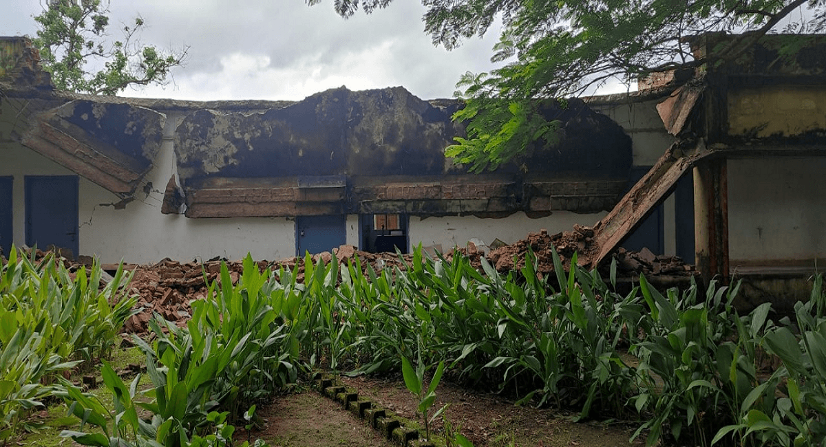 Jharkhand News : झारखंड में अनुसूचित जनजाति आवासीय विद्यालय की छत गिरी, बाल-बाल बचे प्राचार्य व कर्मचारी