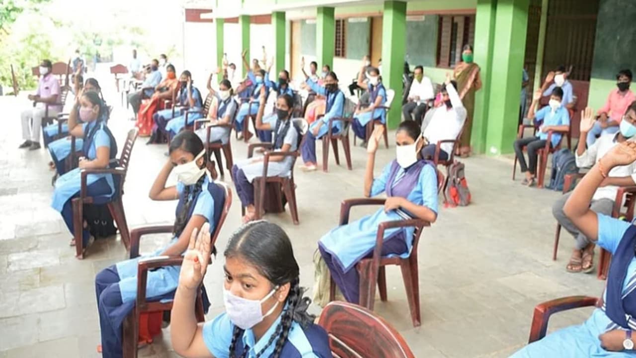 School Reopen News: झारखंड के 26 लाख से अधिक बच्चे इस तारीख से जायेंगे स्कूल, इन नियमों का करना होगा पालन School Reopen News: झारखंड के 26 लाख से अधिक बच्चे इस तारीख से जायेंगे स्कूल, इन नियमों का करना होगा पालन