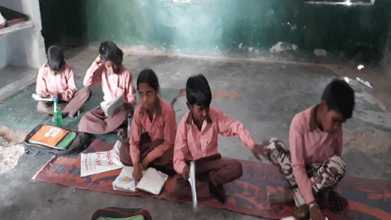 Bihar: नौवीं से 12वीं तक 1300 नामांकन, क्लास में मिले 12 बच्चे, जांच में अधिकारी पहुंचे तो गुरुजी बोले...