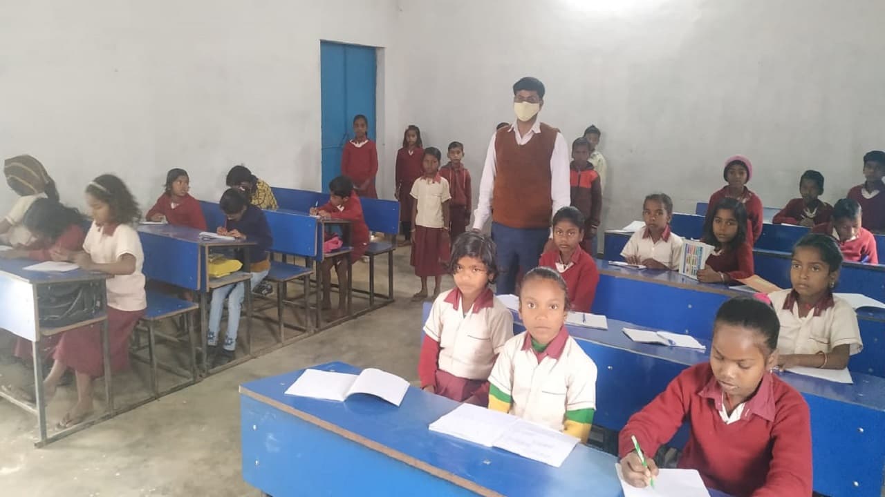 School Reopen: झारखंड के स्कूलों में लौटी रौनक, ऑफलाइन क्लास में कोरोना गाइडलाइंस को लेकर दिखी लापरवाही