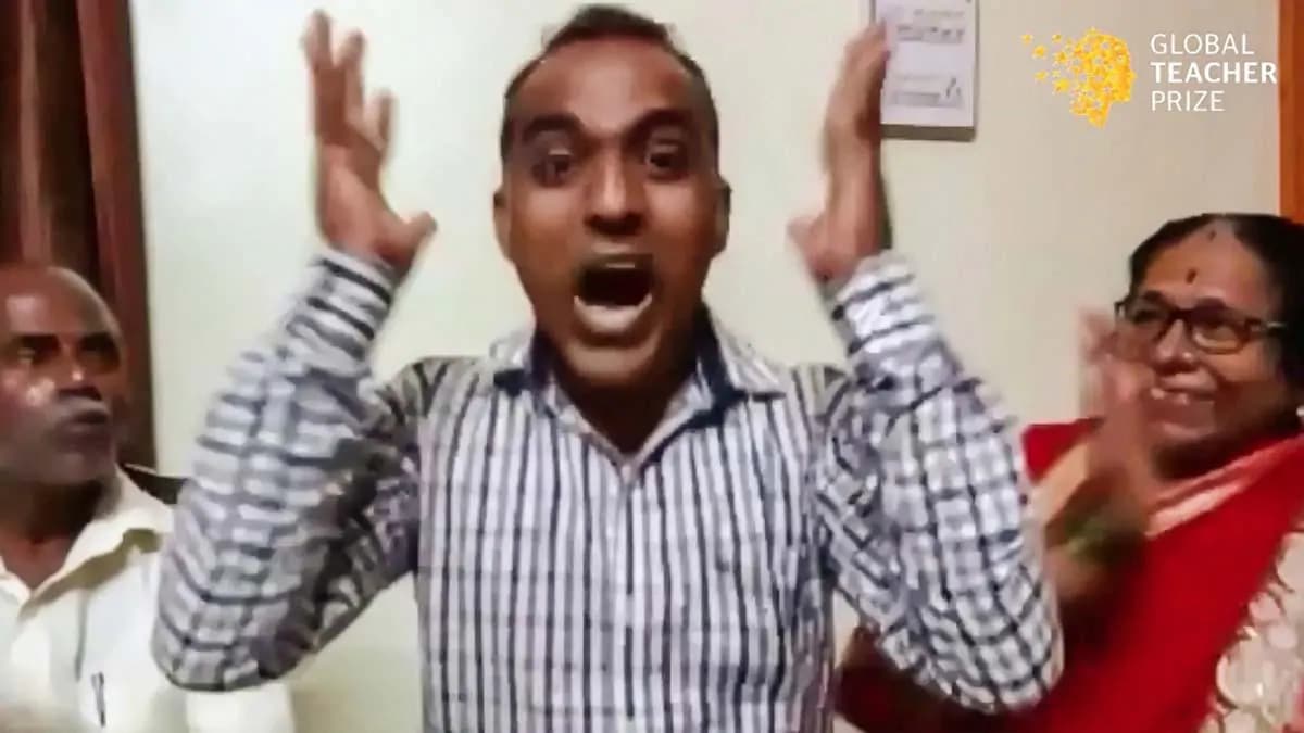 भारत के शिक्षक ने जीता 7 करोड़ के इनाम का ग्लोबल टीचर पुरस्कार तो मां ने लगाया गले और पिता के निकले आंसू, वीडियो में देखें वो खास पल