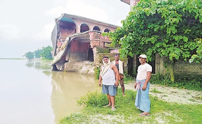 Bihar: महानंदा के जल के स्तर में बढ़ोतरी जारी, चपेट में 15 पंचायत, तेज कटाव से पानी में समाया विद्यालय का भवन