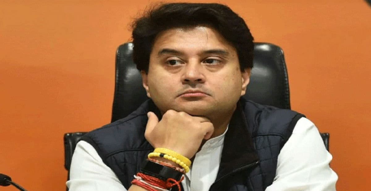 Madhya Pradesh Poster War : कांग्रेसियों ने लगाये सिंधिया लापता के पोस्टर, खोजने वाले को 5,100 रुपये का इनाम