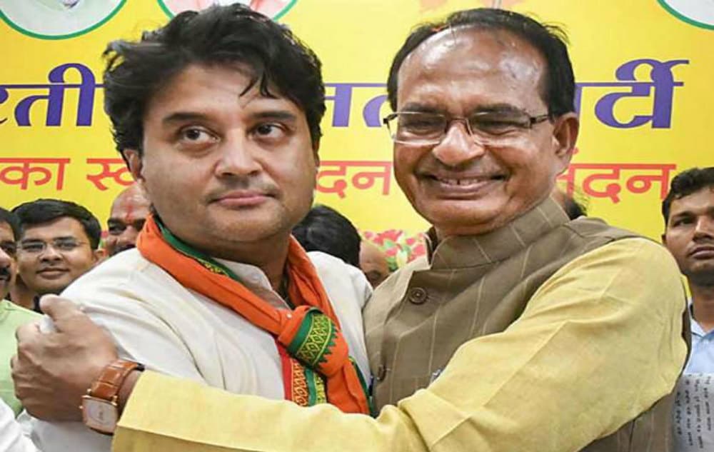 CM शिवराज ने अपने मंत्री को पहनाई चप्पल, ज्योतिरादित्य ने कहा आशीर्वाद दें, Video वायरल