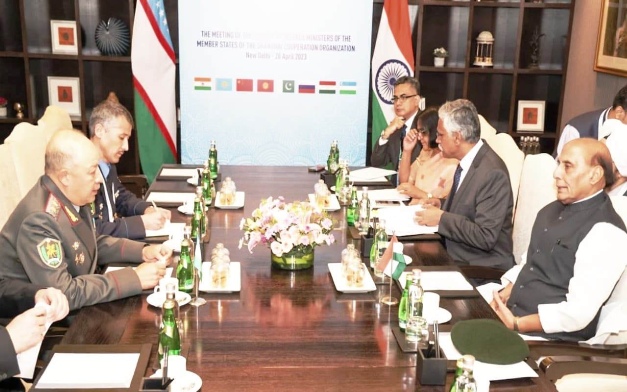SCO Meeting: चीनी रक्षा मंत्री से मिले राजनाथ सिंह, कहा- बॉर्डर पर शांति के बिना सामान्य नहीं होंगे रिश्ते